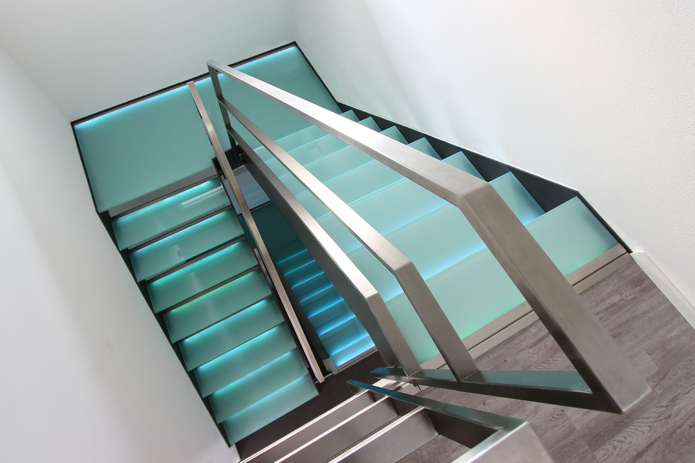 Große Moderne Treppe mit offenen Setzstufen in Sonstige