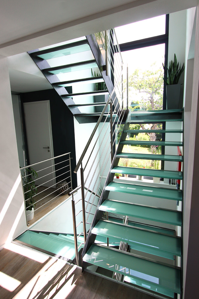 Geräumige Moderne Glastreppe in U-Form mit offenen Setzstufen in Sonstige