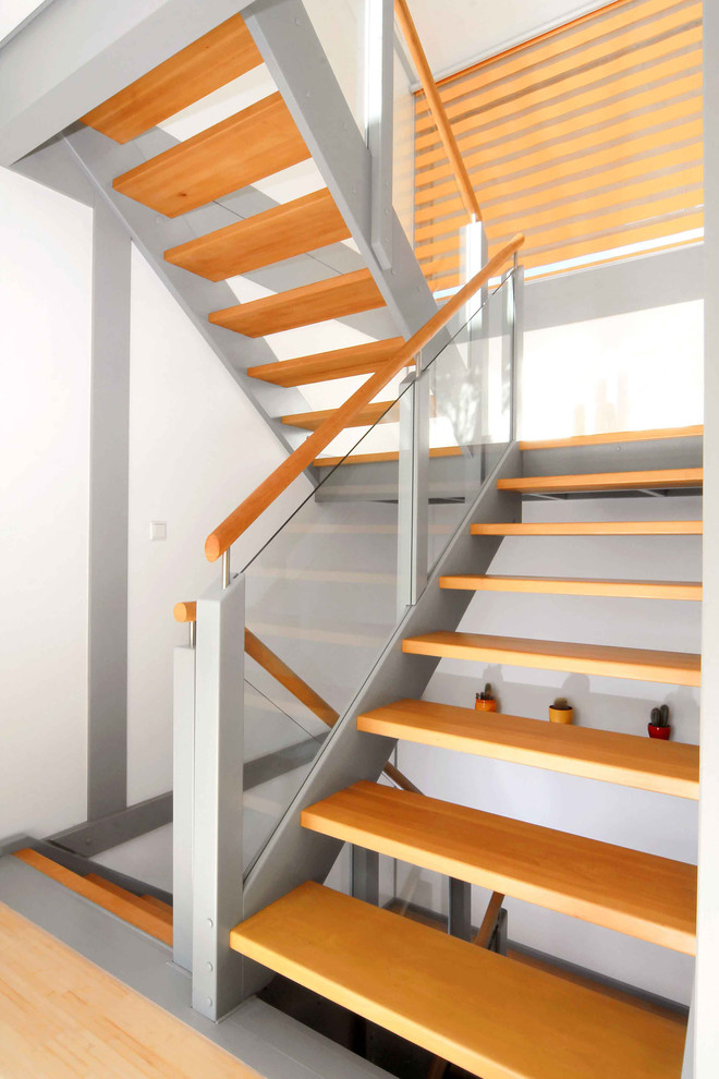 Свежая идея для дизайна: лестница в современном стиле с деревянными ступенями без подступенок - отличное фото интерьера