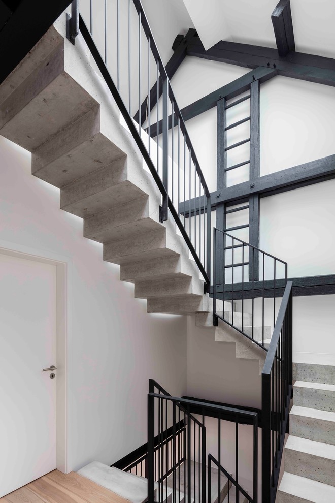 Idéer för att renovera en stor funkis trappa, med sättsteg i betong