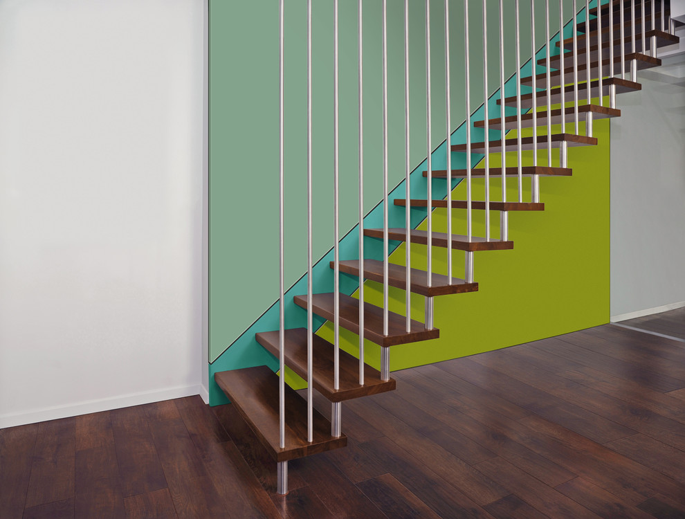 На фото: большая прямая лестница в стиле модернизм с деревянными ступенями и металлическими перилами без подступенок с
