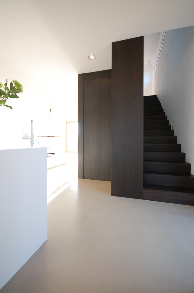 Gerade, Mittelgroße Moderne Holztreppe mit Holz-Setzstufen in Köln