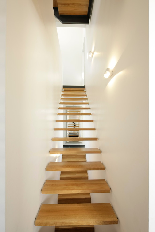 Réalisation d'un escalier sans contremarche droit design de taille moyenne avec des marches en bois.