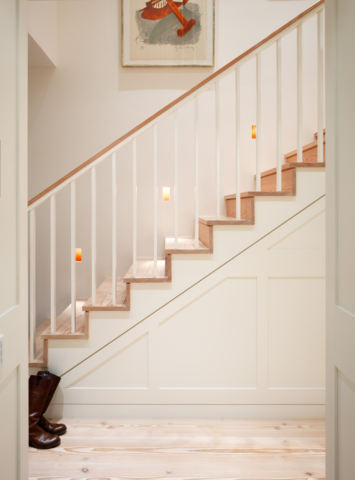 На фото: прямая деревянная лестница среднего размера в классическом стиле с деревянными ступенями и кладовкой или шкафом под ней