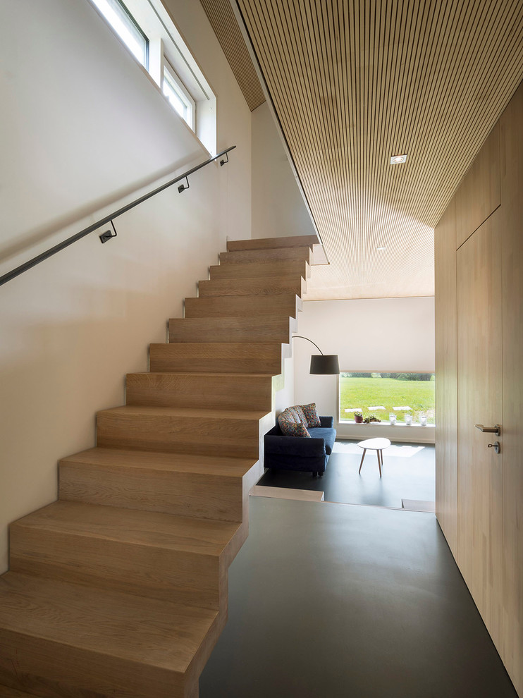 Cette photo montre un petit escalier droit tendance avec des marches en bois, des contremarches en bois et éclairage.