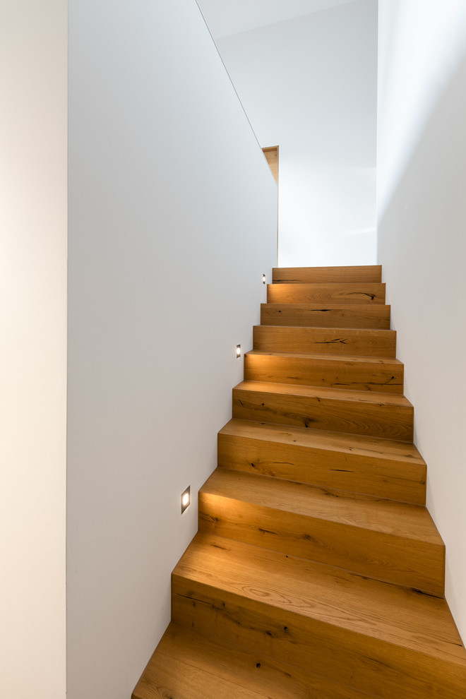 Idée de décoration pour un petit escalier peint droit minimaliste avec des marches en bois peint.