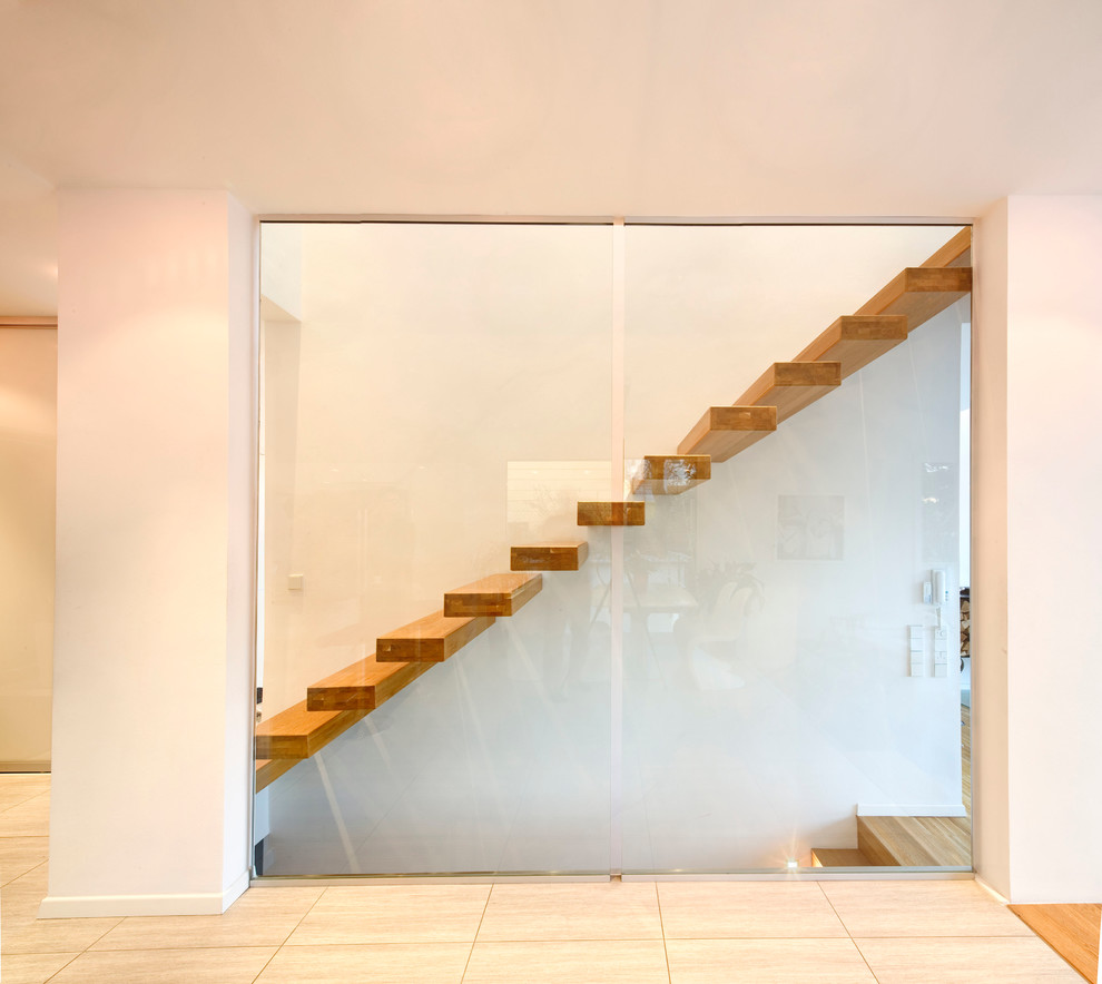 Imagen de escalera recta actual de tamaño medio sin contrahuella con escalones de madera