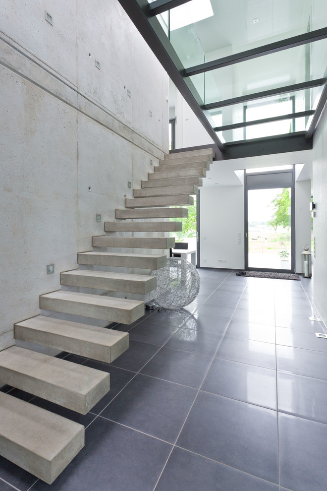 Idée de décoration pour un escalier sans contremarche flottant design en béton de taille moyenne.