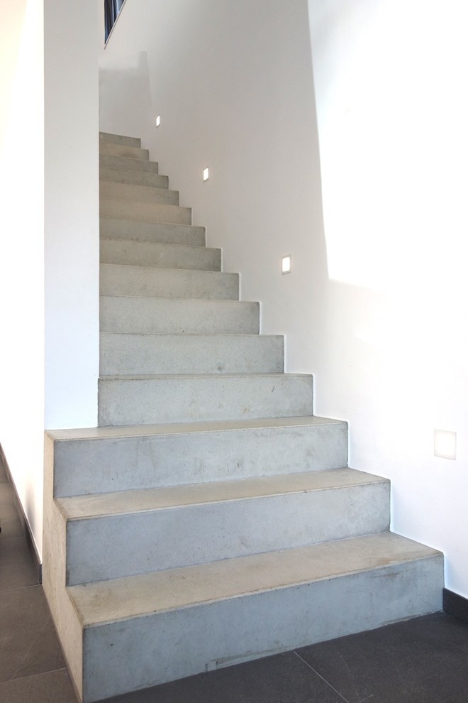 Inspiration for a medium sized contemporary concrete straight staircase in Stuttgart with concrete risers.