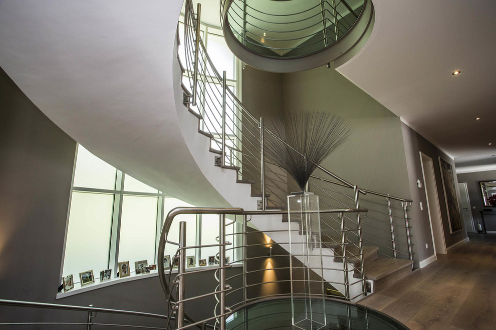 Gewendelte Moderne Holztreppe mit Holz-Setzstufen in München