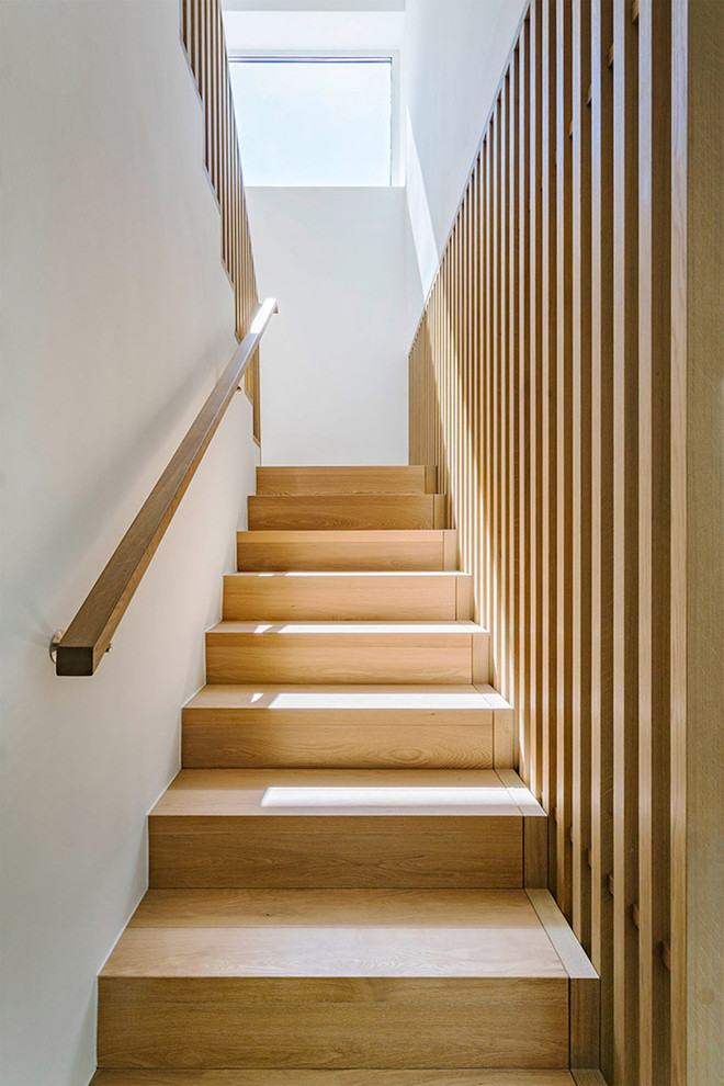 Источник вдохновения для домашнего уюта: большая прямая деревянная лестница в современном стиле с деревянными ступенями и деревянными перилами