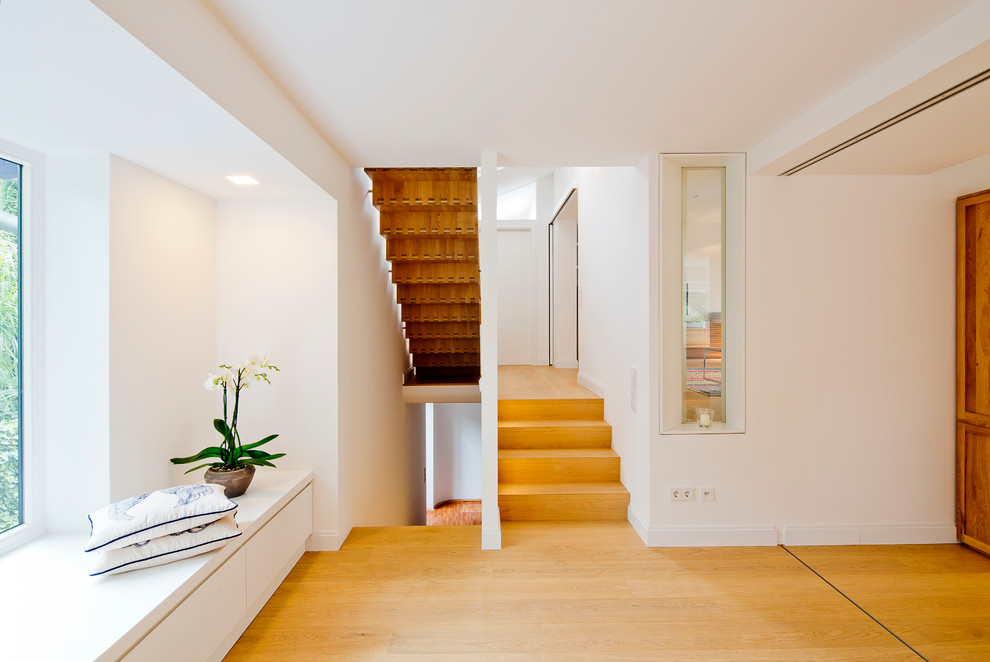 Mid-sized trendy wooden u-shaped staircase photo in Cologne with wooden risers