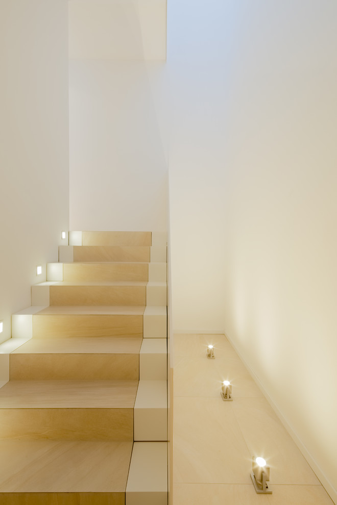 Gerade, Große Moderne Treppe mit gefliesten Treppenstufen und gefliesten Setzstufen in Düsseldorf