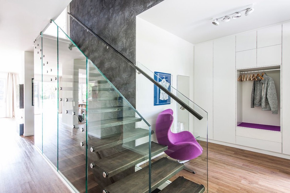 Gerades, Mittelgroßes Modernes Treppengeländer Glas mit offenen Setzstufen und gebeizten Holz-Treppenstufen in Hamburg