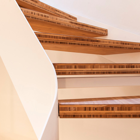 Kleine Eklektische Holztreppe in U-Form mit offenen Setzstufen in Hamburg
