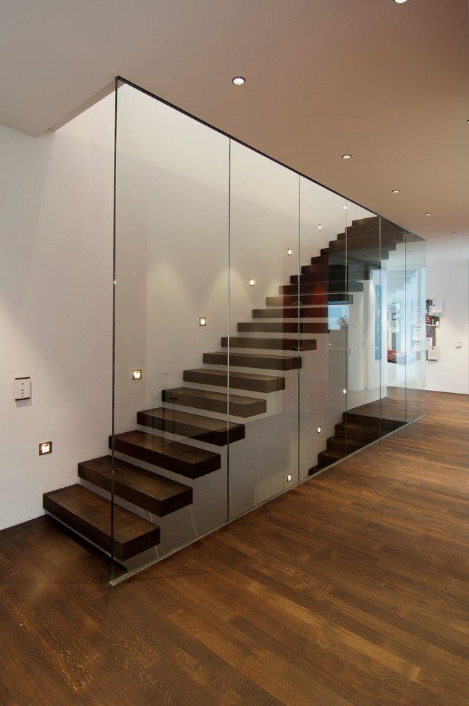 Geräumige Moderne Holztreppe mit Holz-Setzstufen in München