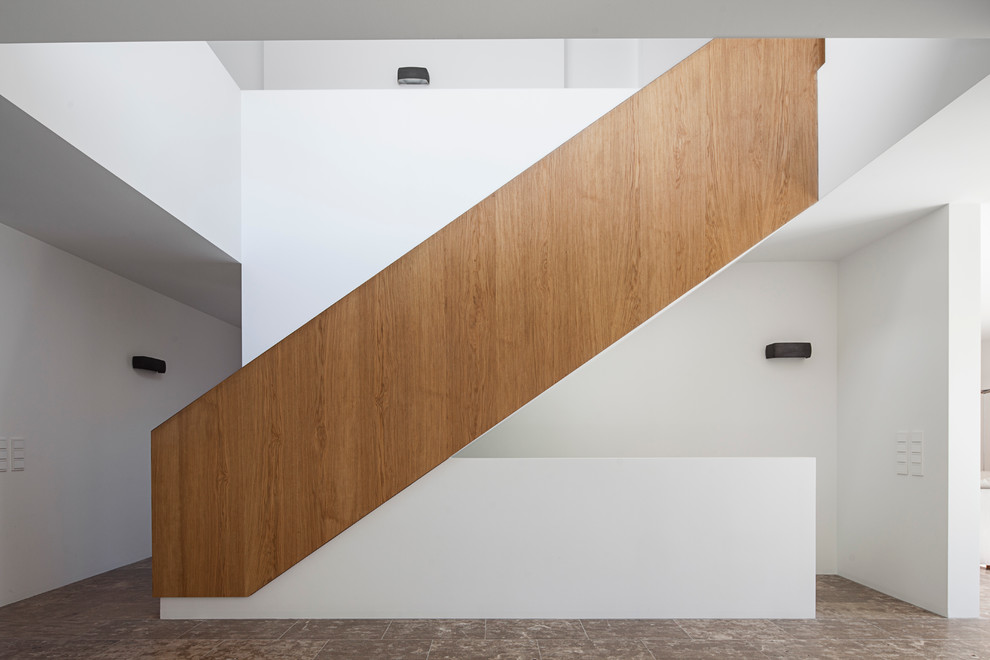 Стильный дизайн: прямая лестница среднего размера в стиле модернизм - последний тренд