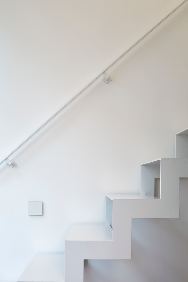 This is an example of a contemporary staircase in Essen.