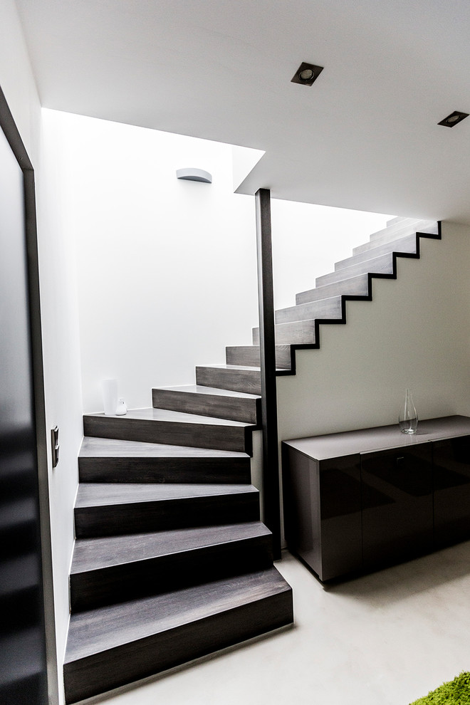Gewendelte, Mittelgroße Moderne Treppe mit gebeizten Holz-Treppenstufen und gebeizten Holz-Setzstufen in Sonstige