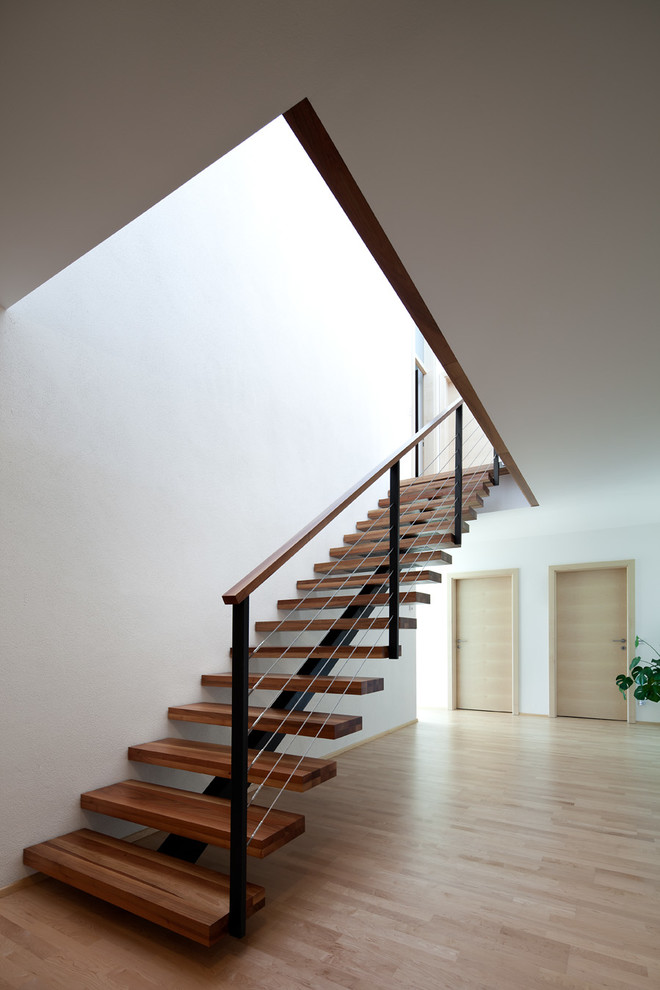 Foto de escalera recta minimalista con escalones de madera
