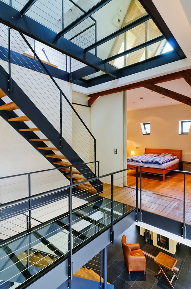 Imagen de escalera recta contemporánea extra grande sin contrahuella con escalones de madera