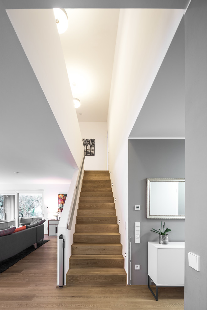 Gerade, Mittelgroße Moderne Holztreppe mit Holz-Setzstufen und Stahlgeländer in Sonstige