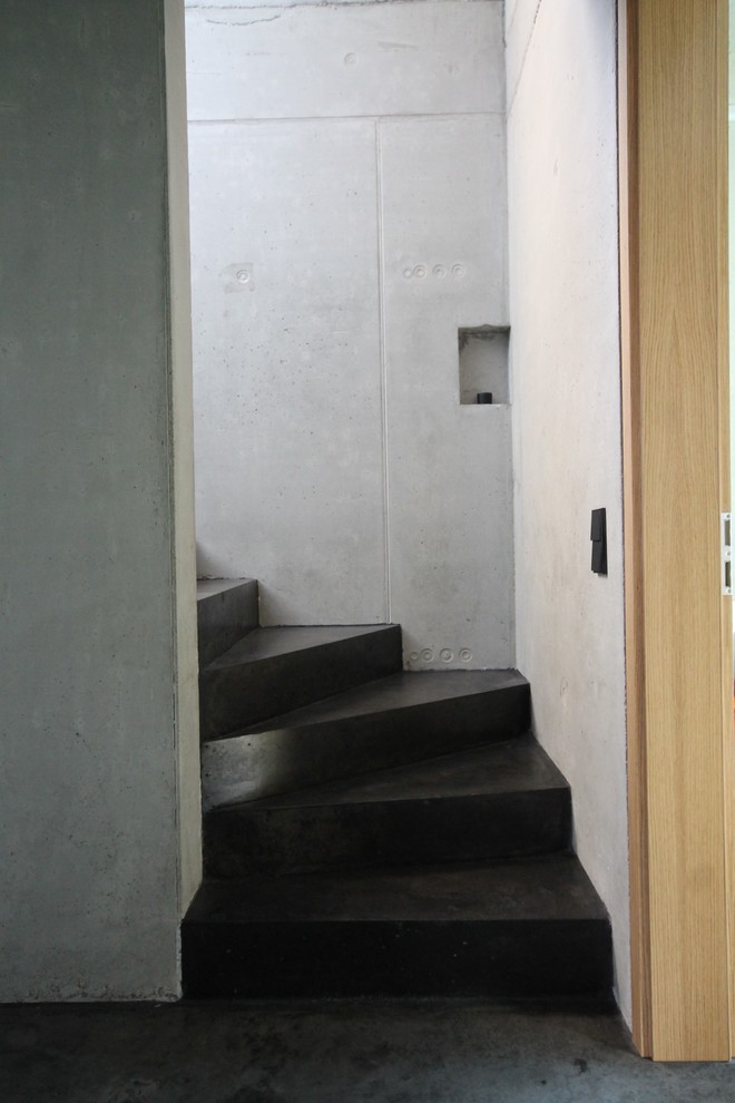 Idées déco pour un escalier moderne en L et béton avec des contremarches en béton.