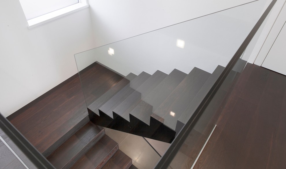 Свежая идея для дизайна: п-образная лестница в современном стиле с деревянными ступенями - отличное фото интерьера