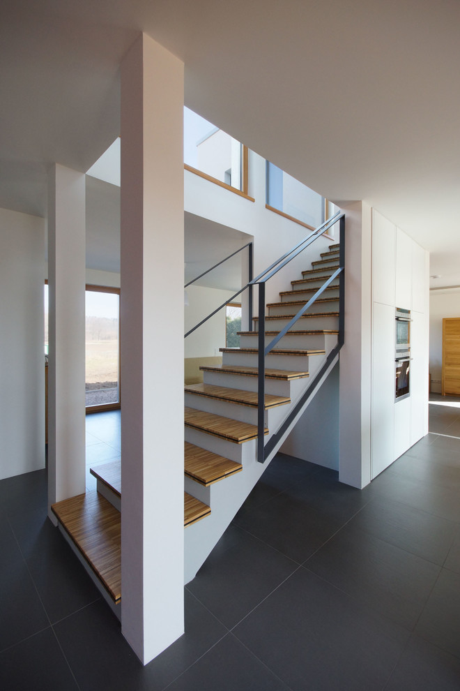 Diseño de escalera recta actual de tamaño medio con escalones de madera