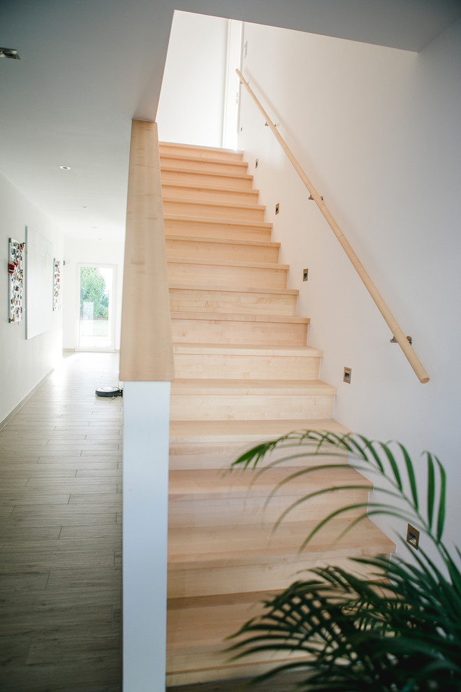 Foto de escalera recta contemporánea de tamaño medio con escalones de madera pintada, contrahuellas de madera pintada y barandilla de varios materiales
