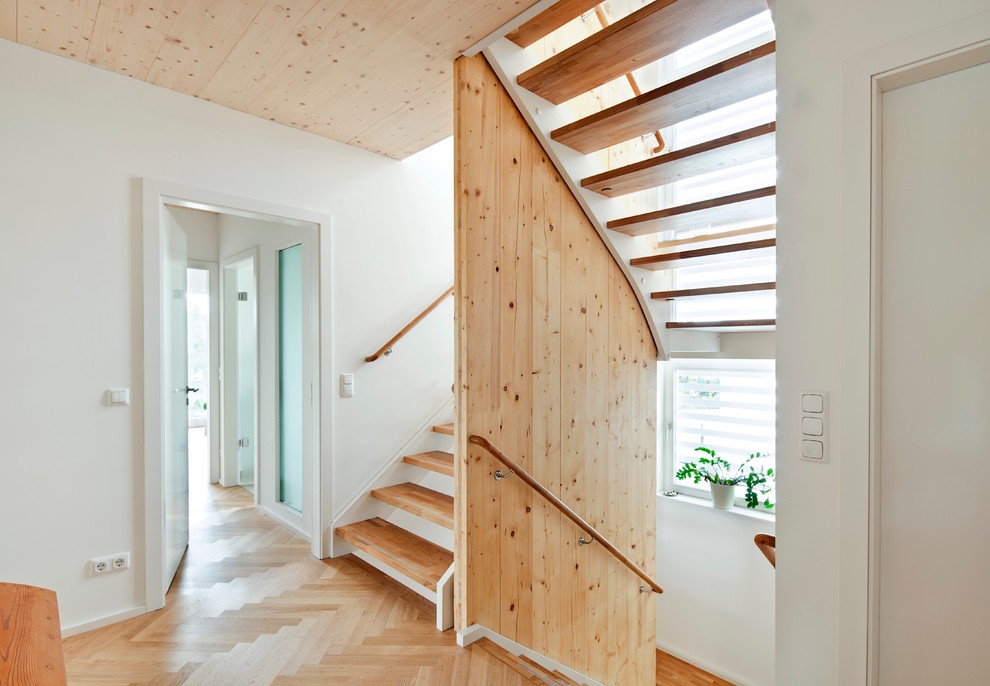 Идея дизайна: п-образная лестница среднего размера в скандинавском стиле с деревянными ступенями без подступенок