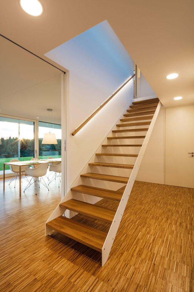 Diseño de escalera recta moderna de tamaño medio sin contrahuella con barandilla de madera y escalones de madera