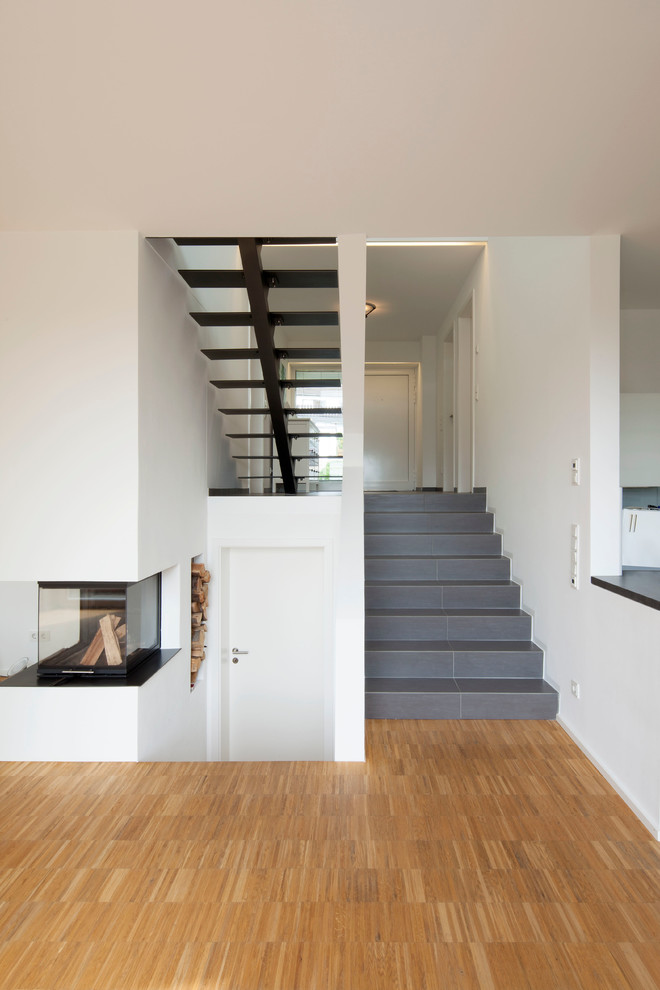 Источник вдохновения для домашнего уюта: угловая лестница среднего размера в современном стиле с ступенями из плитки и подступенками из плитки