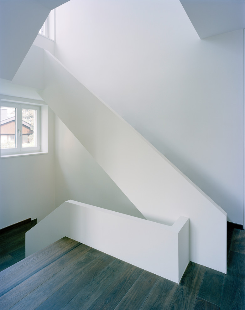Diseño de escalera en U minimalista de tamaño medio con escalones de madera