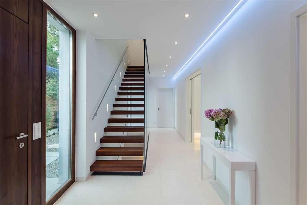Свежая идея для дизайна: прямая лестница среднего размера в современном стиле с деревянными ступенями без подступенок - отличное фото интерьера