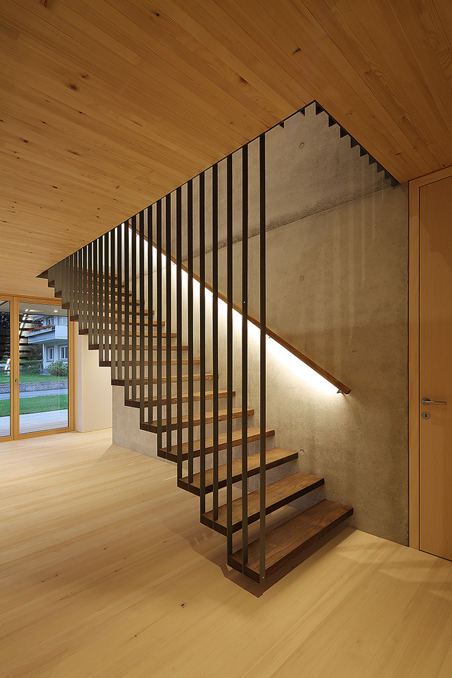 Ejemplo de escalera recta de tamaño medio sin contrahuella con escalones de madera