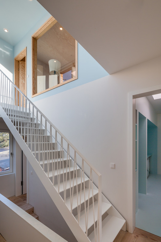 Источник вдохновения для домашнего уюта: маленькая прямая лестница в современном стиле с металлическими ступенями и металлическими перилами без подступенок для на участке и в саду