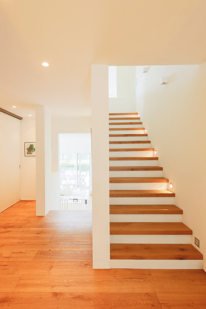 Идея дизайна: прямая лестница среднего размера в современном стиле с деревянными ступенями