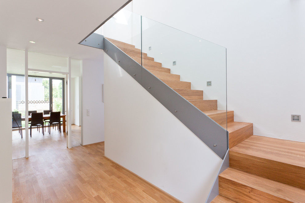 Mittelgroße Moderne Holztreppe in L-Form mit Holz-Setzstufen in Köln