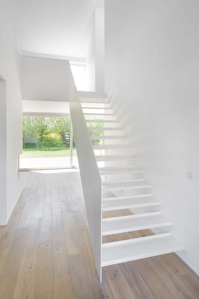 Idée de décoration pour un escalier sans contremarche droit minimaliste de taille moyenne.