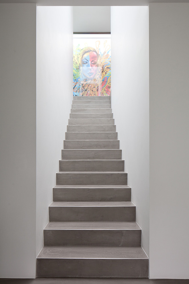 ミュンヘンにある巨大なモダンスタイルのおしゃれな直階段 (コンクリートの蹴込み板) の写真
