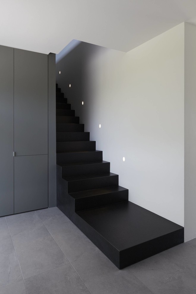 Идея дизайна: прямая лестница среднего размера в современном стиле