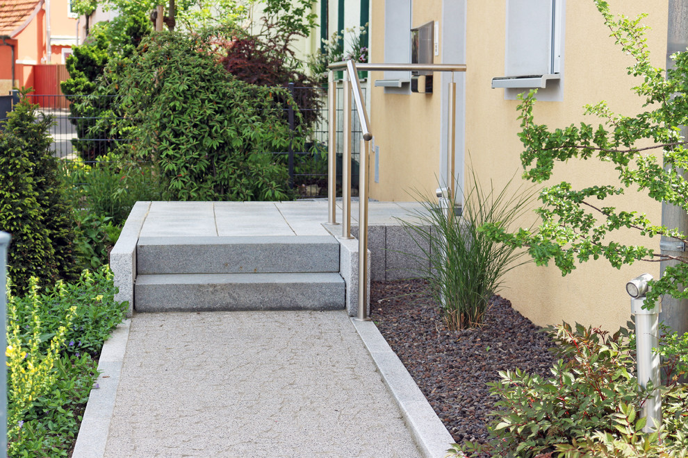 Kleine, Gerade Moderne Betontreppe mit Beton-Setzstufen und Stahlgeländer in Nürnberg