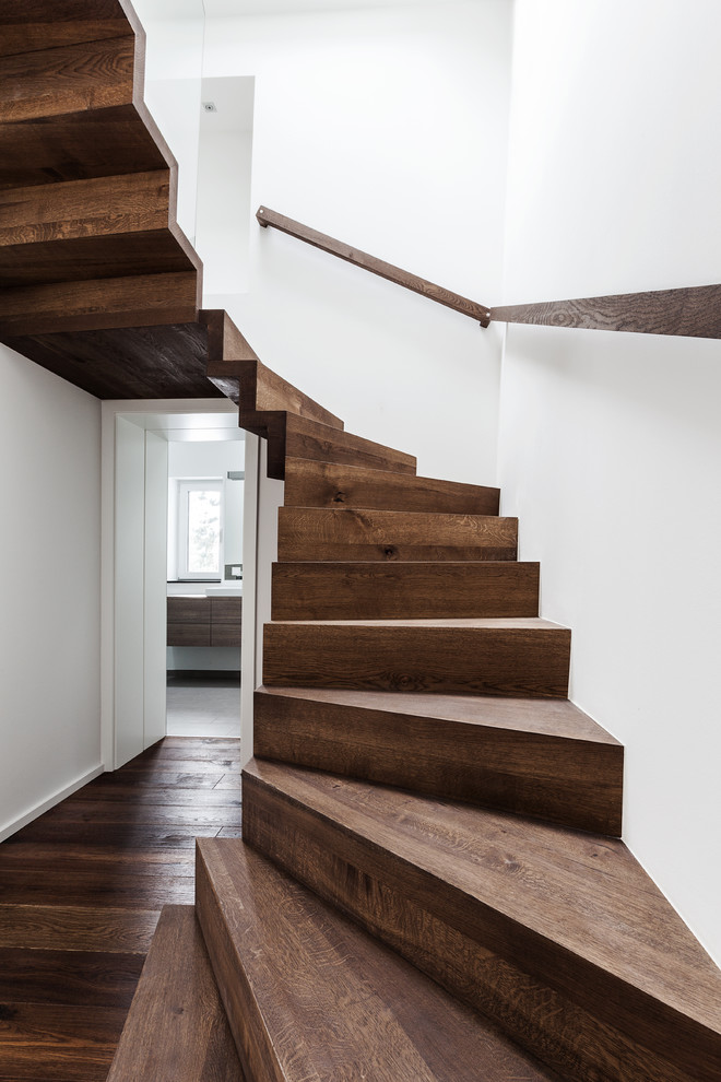 Foto de escalera curva moderna con escalones de madera y contrahuellas de madera