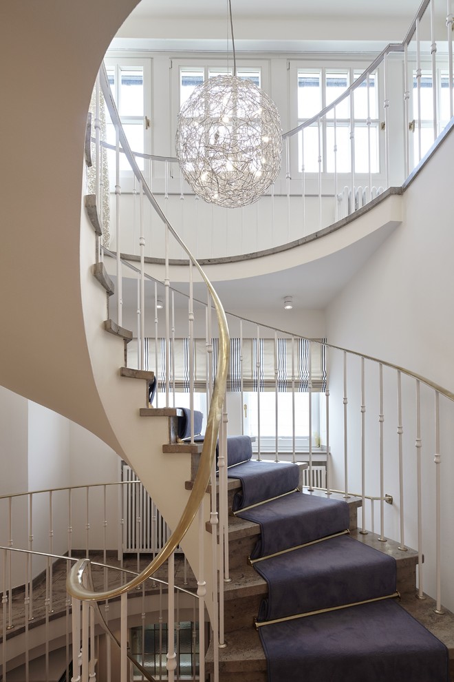 Idéer för att renovera en stor vintage svängd trappa
