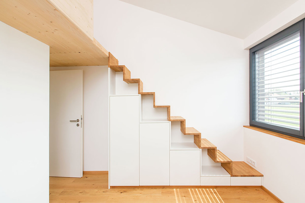 Idée de décoration pour un petit escalier droit avec des marches en bois et des contremarches en bois.