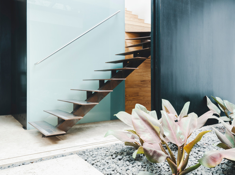 Imagen de escalera recta minimalista pequeña sin contrahuella con escalones de metal y barandilla de metal