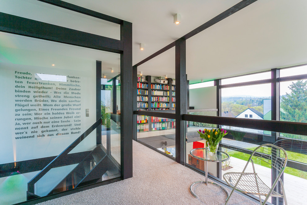 Geräumige Moderne Treppe mit Holz-Setzstufen in Sonstige