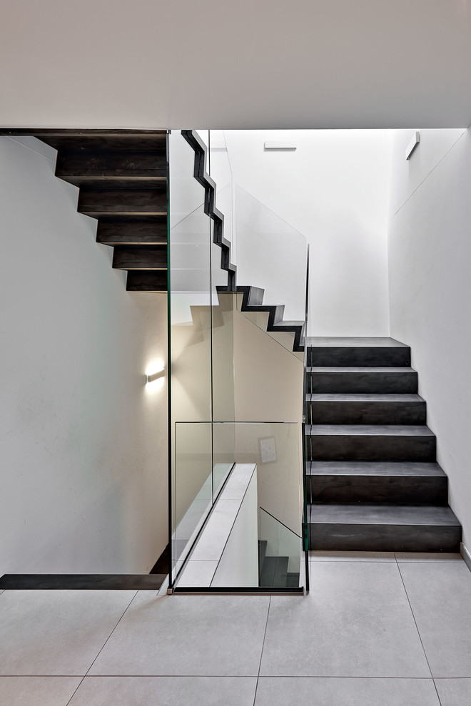 Foto de escalera curva contemporánea grande con barandilla de vidrio