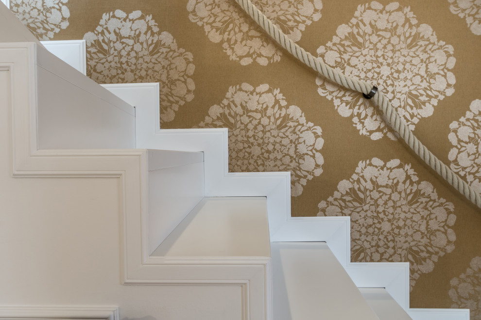 Стильный дизайн: угловая лестница в стиле шебби-шик с обоями на стенах - последний тренд